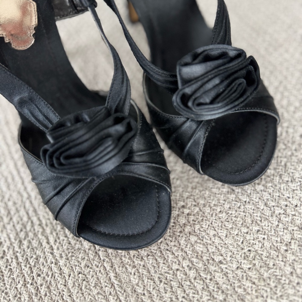 MAX STUDIO Black Satin Slingback Heels with Rosette Detail Size 9 - Picture 5 of 10